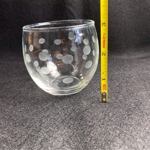 VINTAGE SET OF 12 ,STAR / FLOWER PATTERN ETCHED GLASS  Vintage set of 12 etched glassware. Beautiful set!